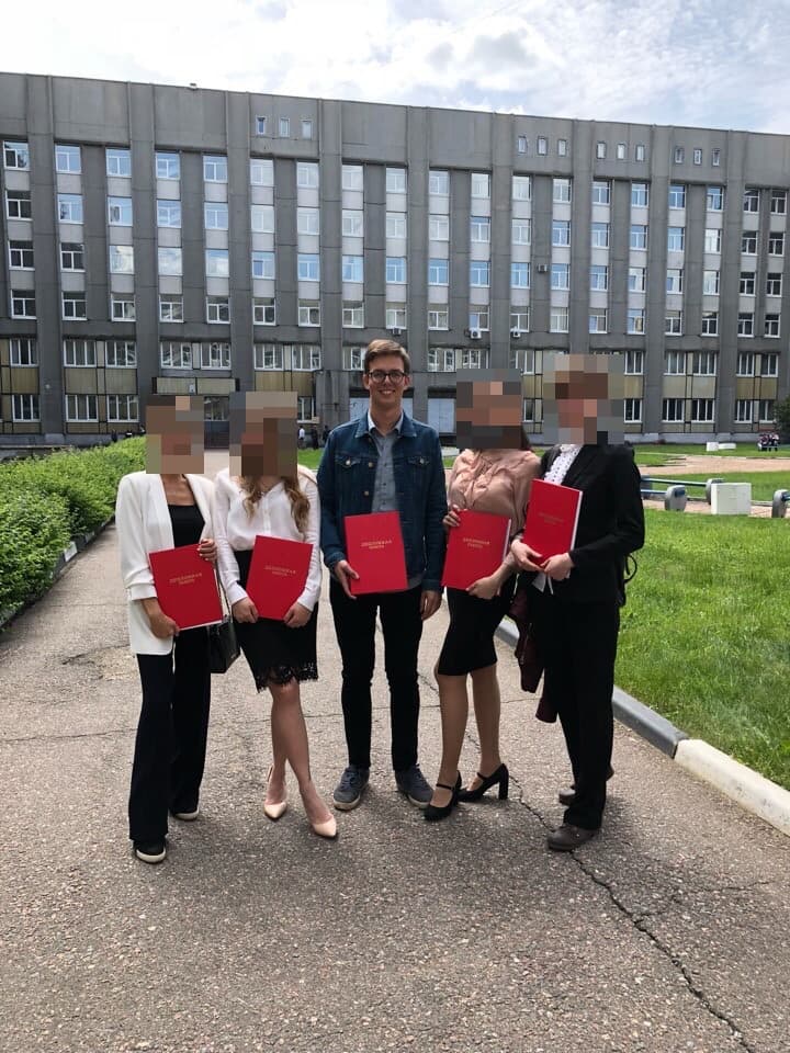 Bild von Dmitry Dugarev mit seiner Bachelorarbeit vor der Abgabe